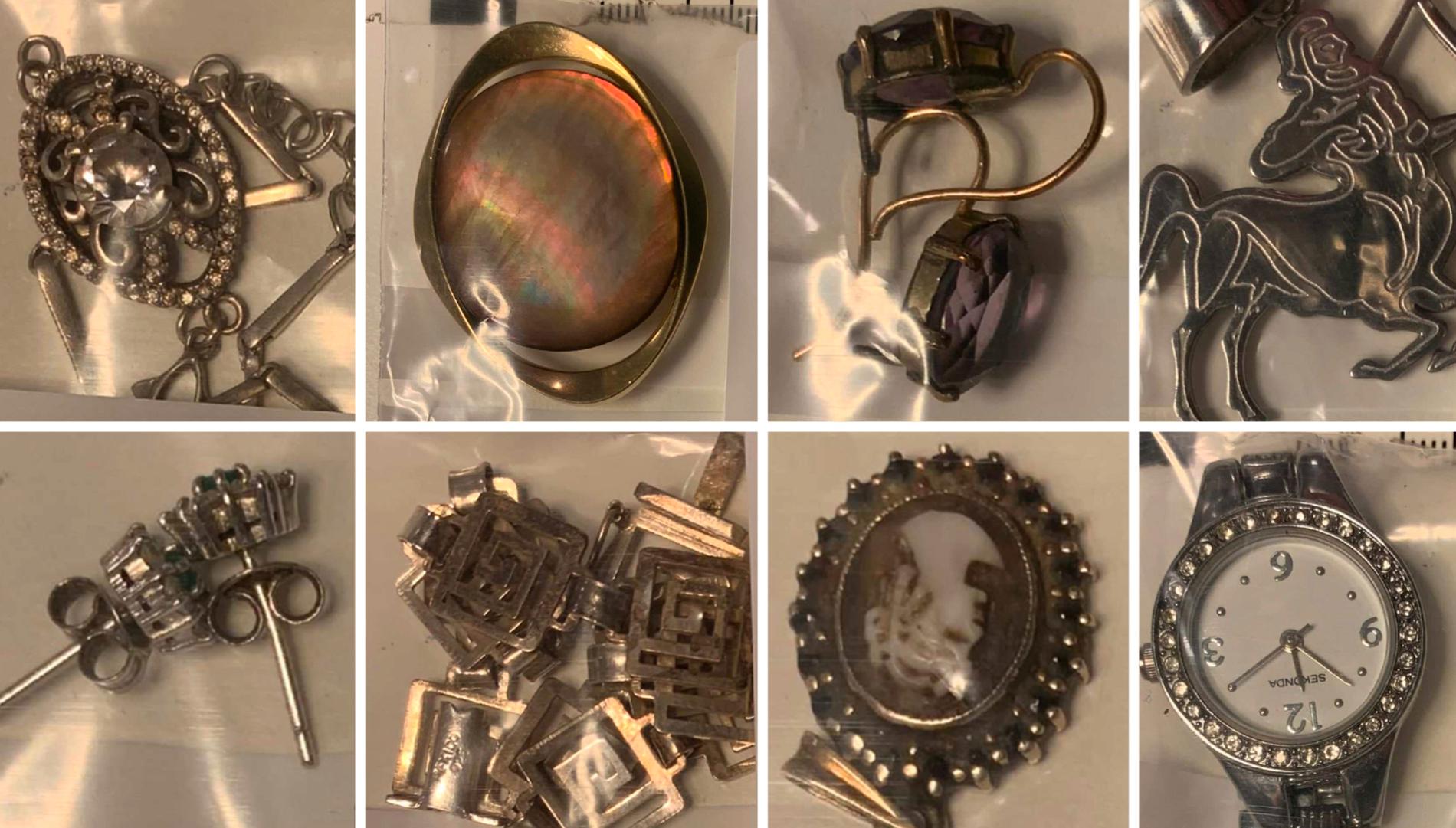 Några av de smycken som hittades i kvinnans källarförråd.