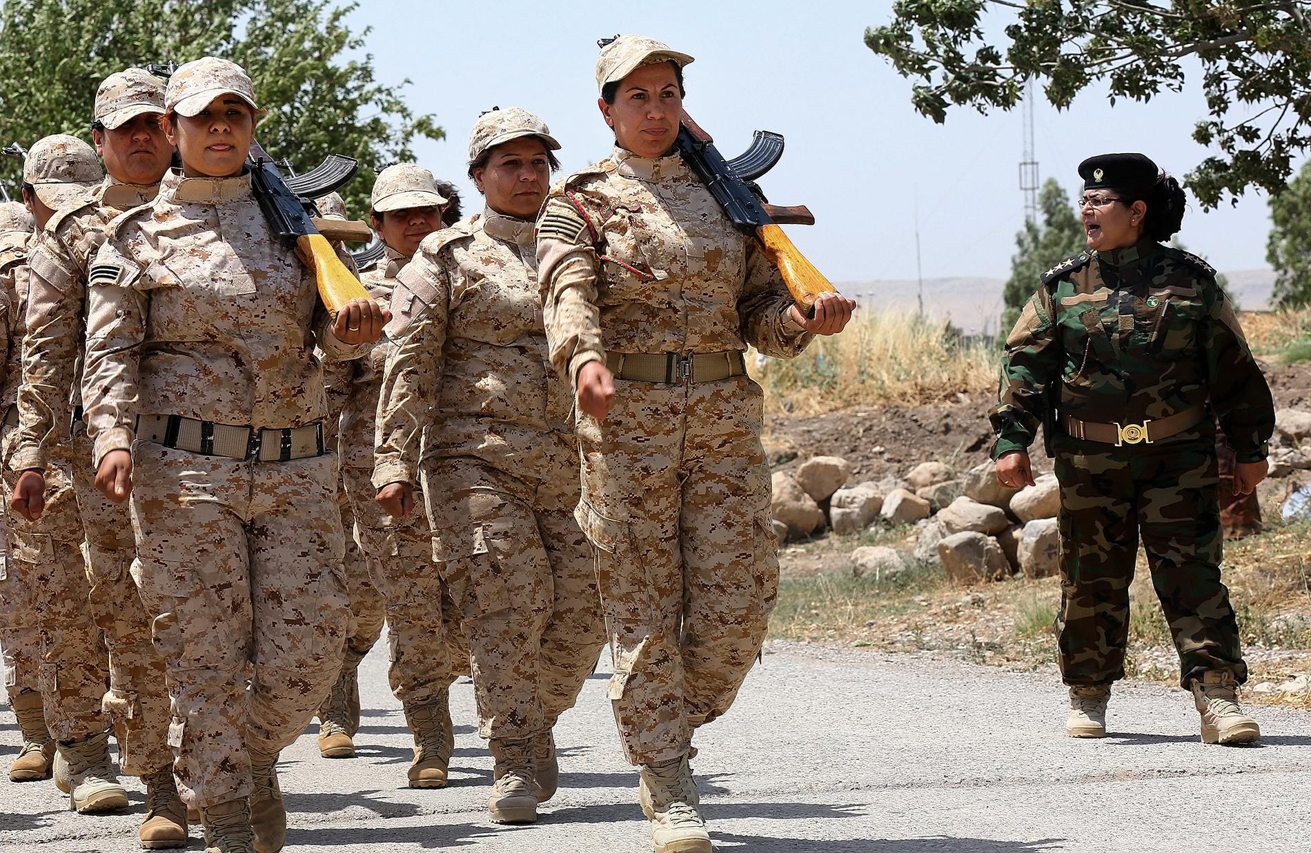 Peshmerga-krigare tränar.
