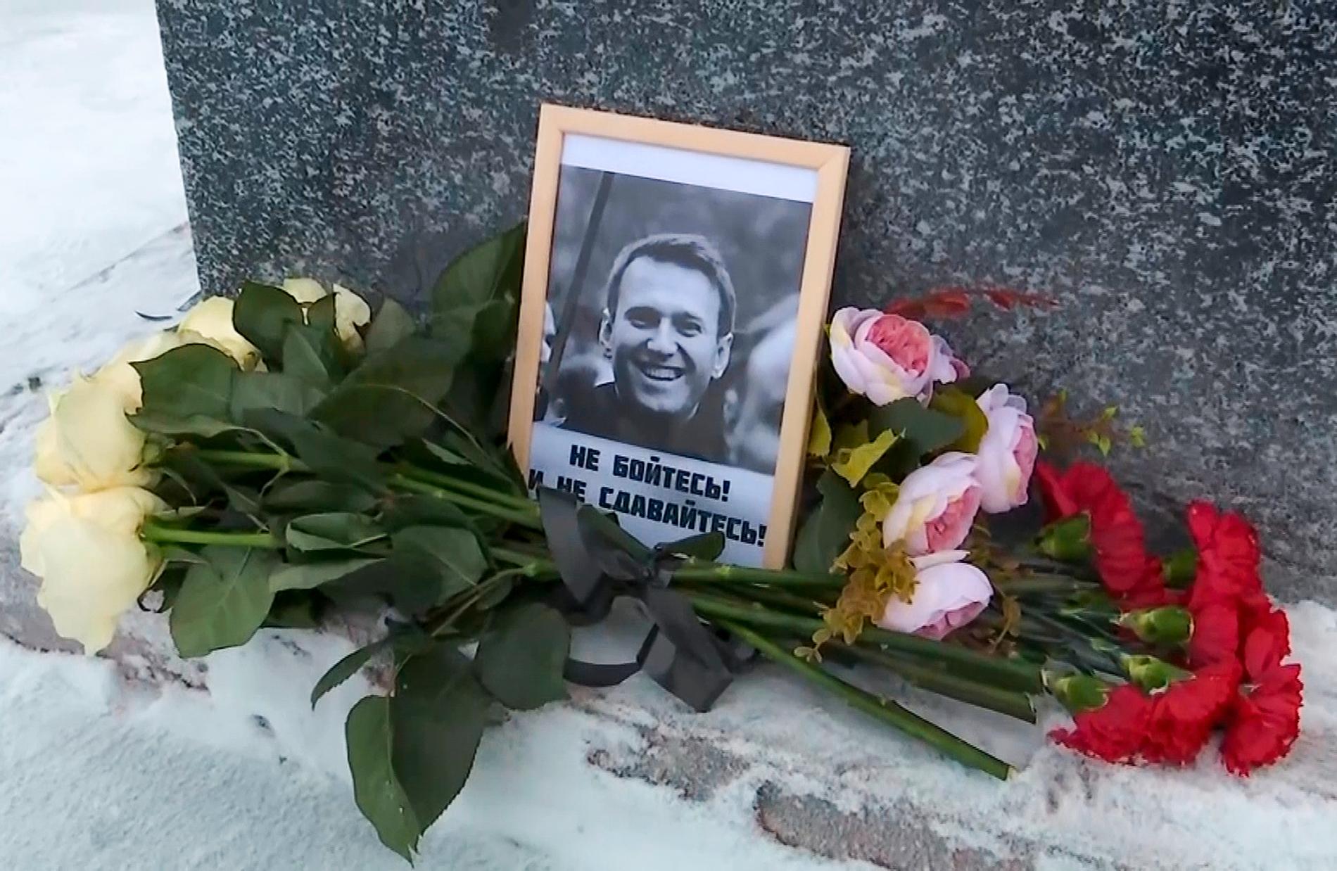 Aleksej Navalnyjs bild vid en minnesplats för regimkritikern som hans mamma ordnat i staden Salechard.