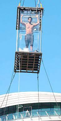 2003: ”OVANFÖR” Under 44 dagar befann sig David Blaine till allmän beskådan i en plexiglaslåda, nio meter upp i luften vid en park i närheten av Themsen i London. Sin vana trogen åt Blaine ingenting, utan överlevde på 4,5 liter vatten om dagen. Hans fasta resulterade i ett vikttapp på 24,5 kilo. Under tiden i den genomskinliga lådan kastade åskådare allt möjligt mot glasväggarna – korv, ägg, öl och bacon.