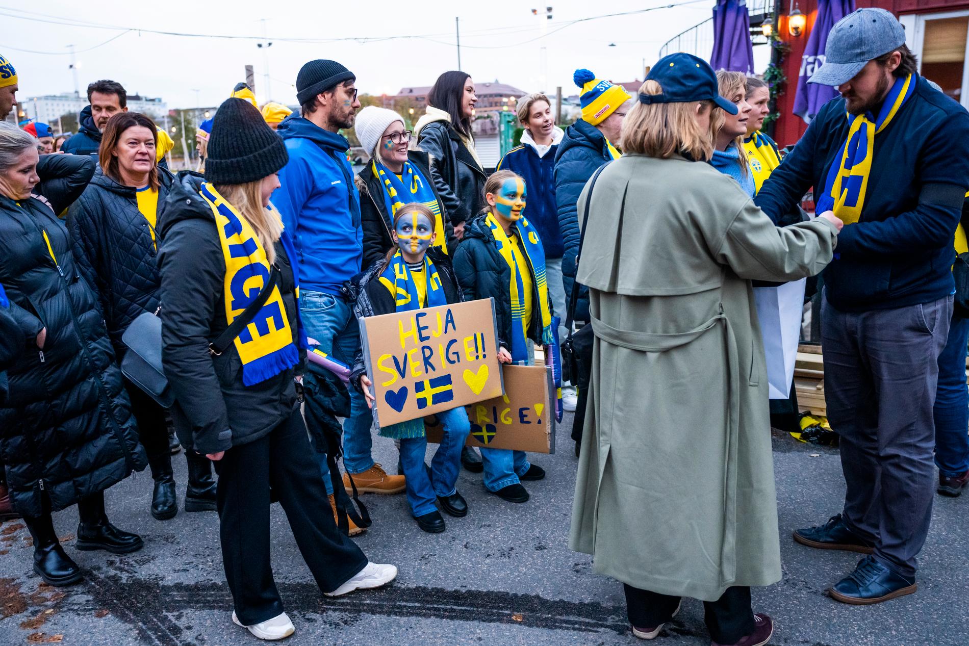 Soft Hooligans redo att marschera till matchen. Sverige-Schweiz
