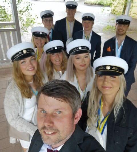 Läraren Henrik Nilsson Tröst tillsammans med eleverna Matilda, Amanda, Nellie, Mimi, Linn, Viktor, Jesper, Love, Wilhelm i SA17.