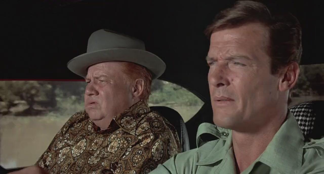 Clifton James och Roger Moore i ”Mannen med den gyllene pistolen” (1974).