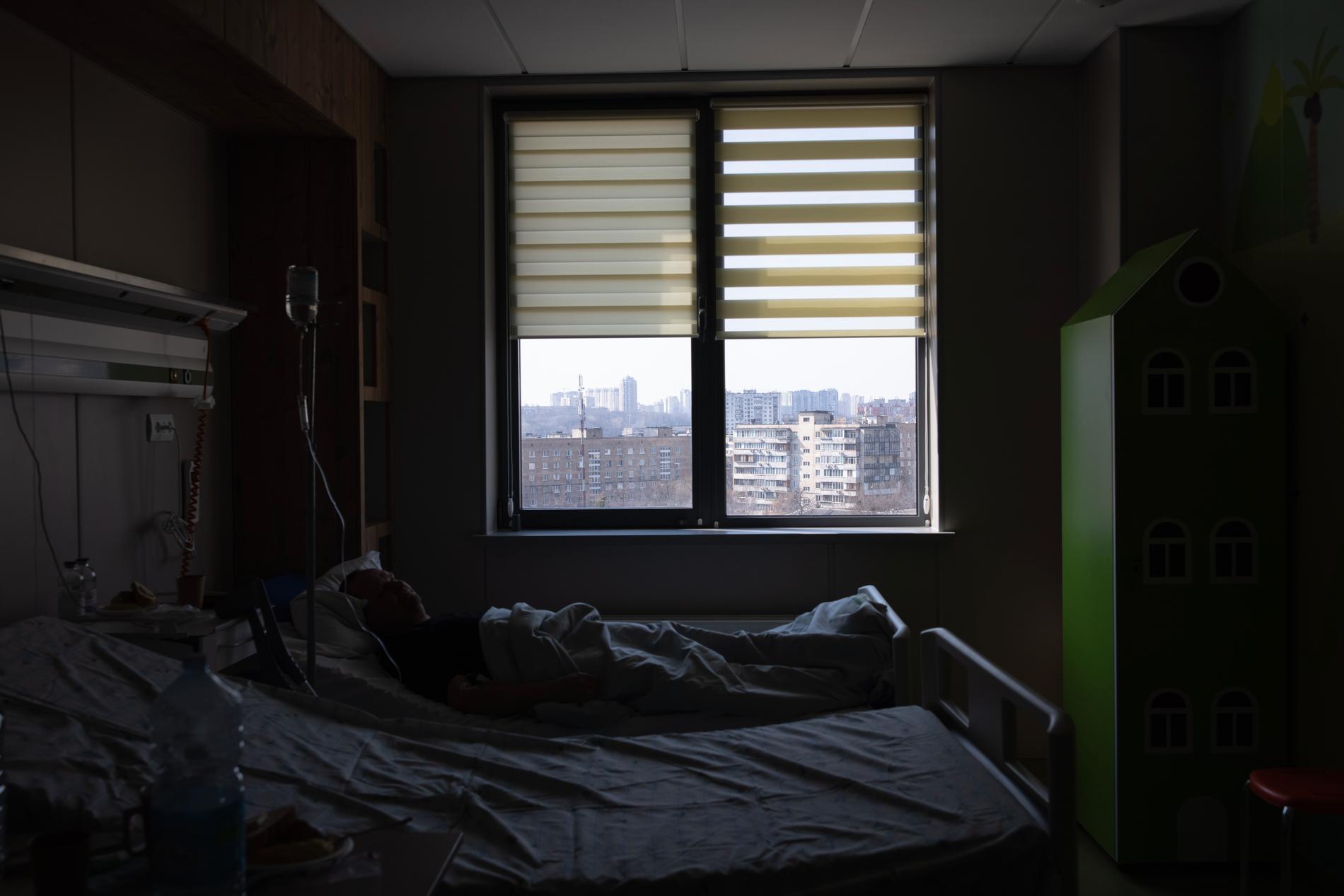 Familjen är uppdelad på två rum på sjukhuset i Kiev.