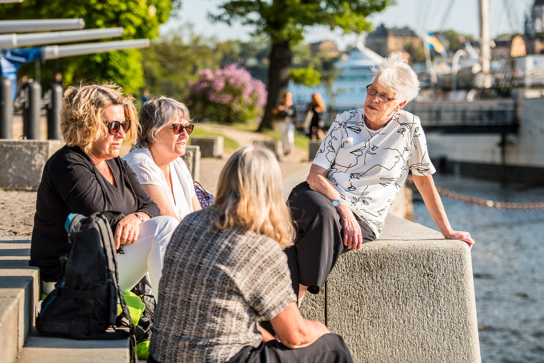 Yvonne Virf,  Ann Lundmark, Inga Widell och Karin Dahlberg njuter av sommarvädret i Stockholm. 