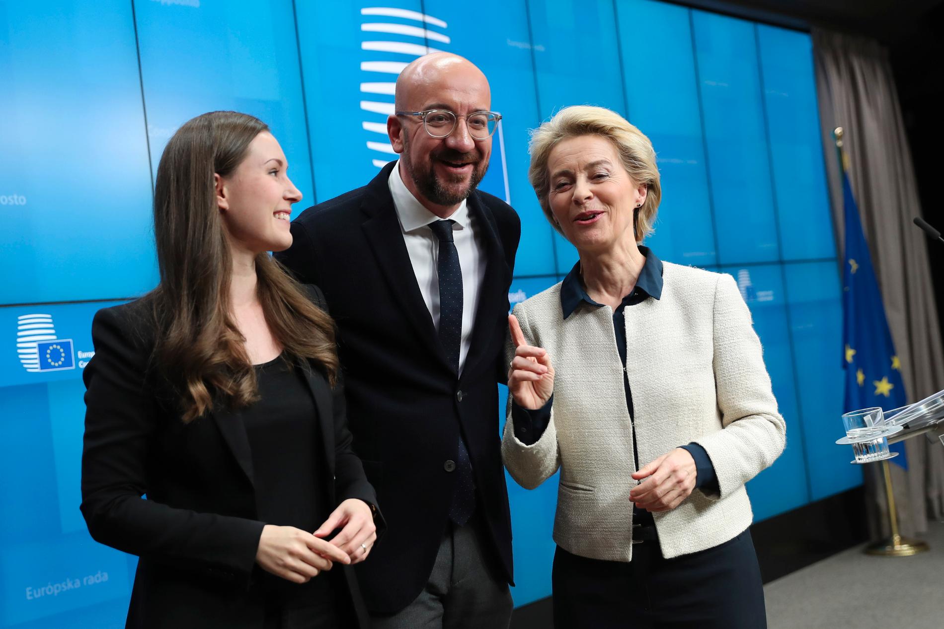 EU:s nye permanente rådsordförande Charles Michel i mitten, flankerad av ordförandelandet Finlands statsminister Sanna Marin till vänster och nya kommissionsordföranden Ursula von der Leyen till höger.