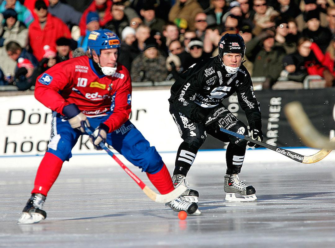 Fosshaug jagar Edsbyns Daniel Liw i SM-finalen 2005.