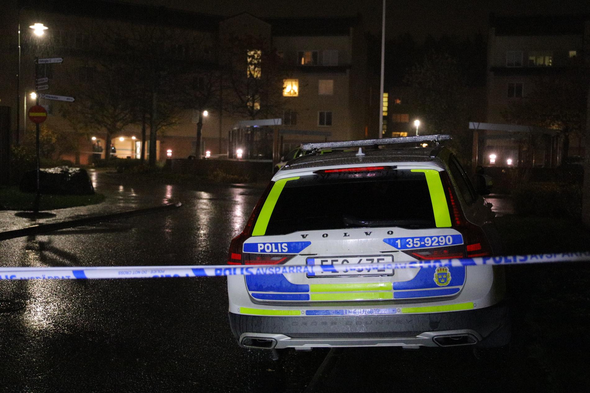 En person har skjutits i Beckomberga i västra Stockholm. Polisen larmades klockan 23.10 på måndagskvällen om en skottlossning. 