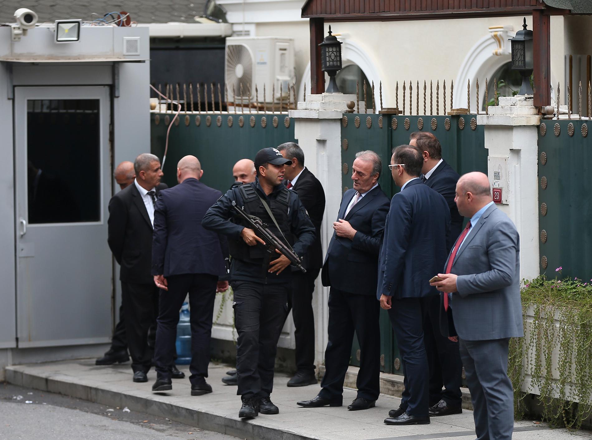 Turkisk pols utanför den saudiske generalkonsulns residens i Istanbul där byggnaden undersöks som en del i utredningen av den försvunna journalisten Jamal Khashoggi.