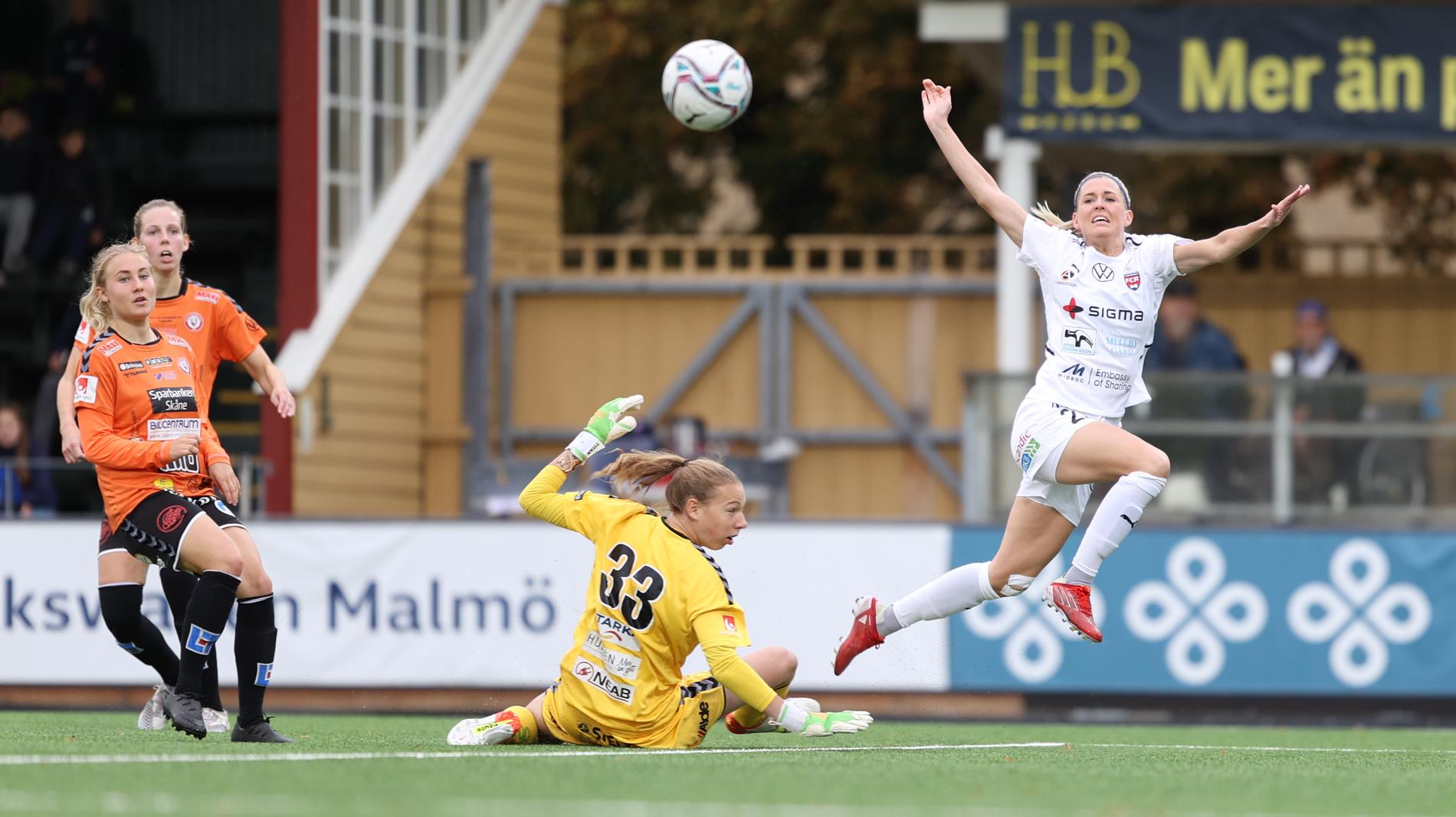 Olivia Schough (till höger) låg bakom Rosengårds ledningsmål (Sanne Troelsgaard) men Malmöklubben fick nöja sig med 1–1 hemma mot Kristianstad.