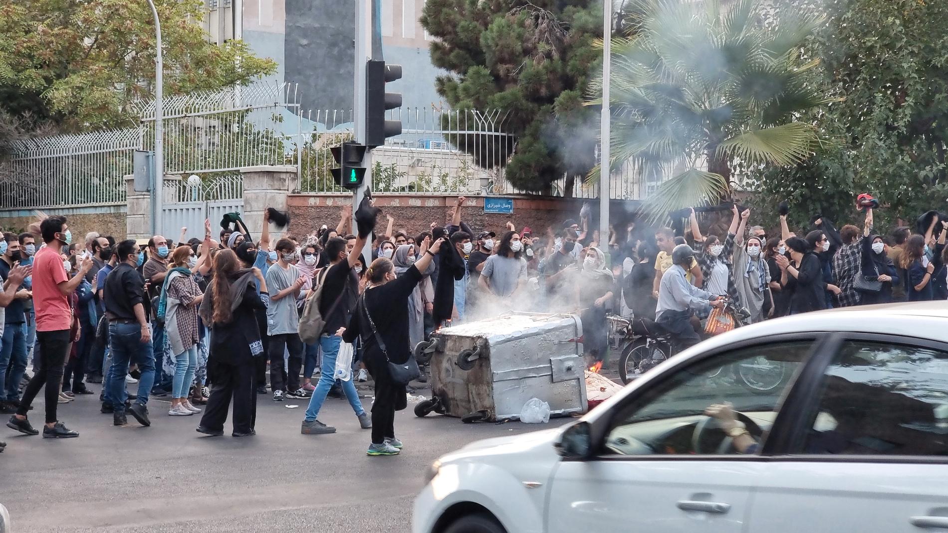 Protester i Teheran i Iran. Bilderna från den 19 september, några dagar efter Mahsa Aminis död.