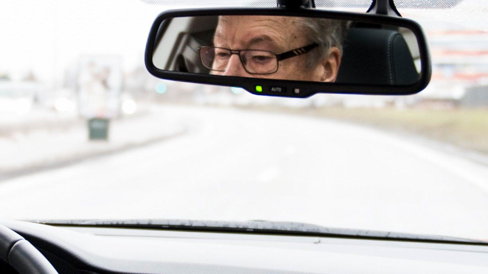 Bilförare bör kolla sin syn regelbundet, anser Bilprovningen och optiker. Arkivbild.