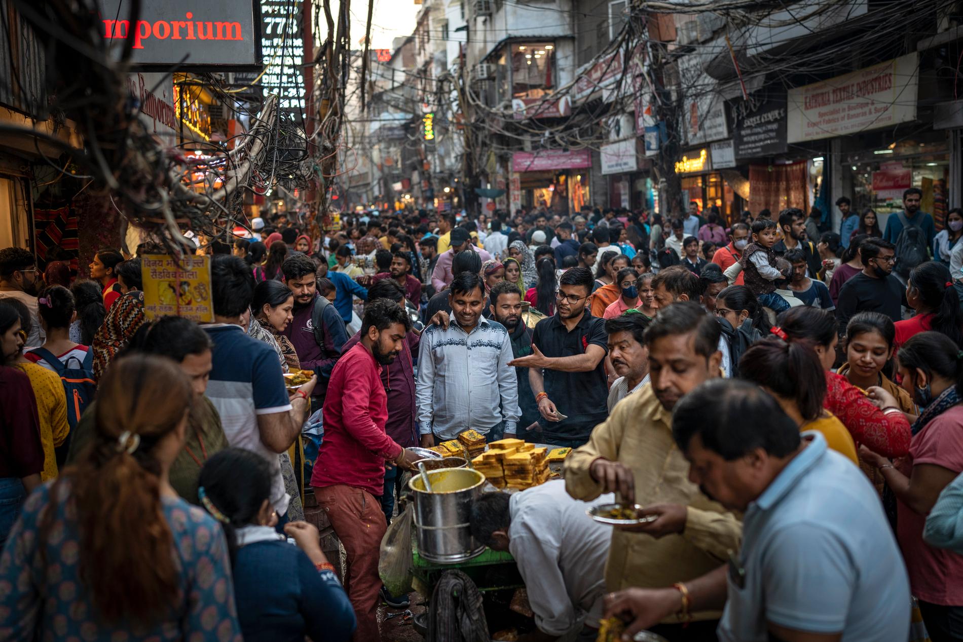 Populär gatumat på en marknad i Delhi, en av Indiens växande mångmiljonstäder där befolkningen är hårt drabbad av dålig luft. Bild från november 2022.