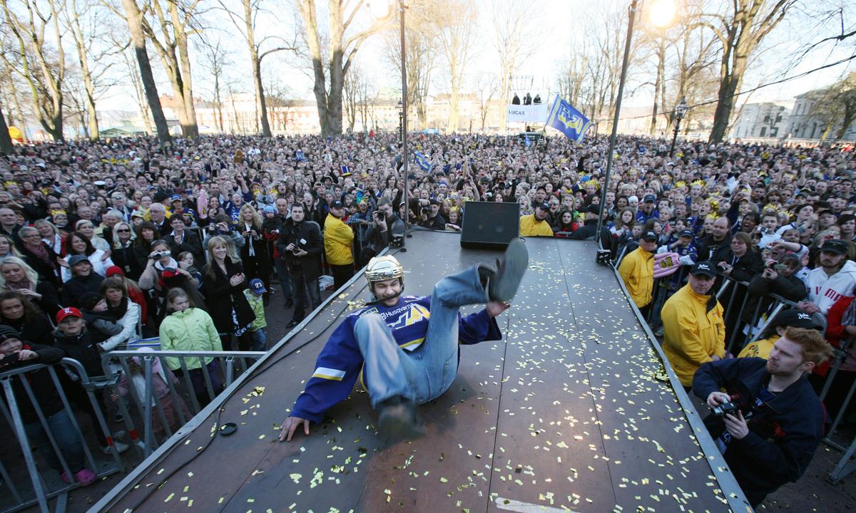 Stefan Liv firar inför 30 000 jublande fans efter SM-guldet 2008.