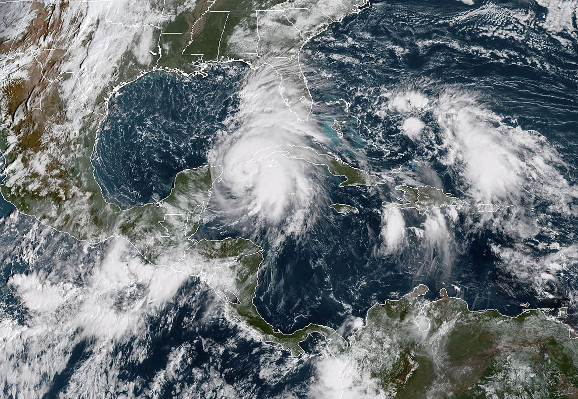 En satelitbild från måndagen visar Michaels position i mexikanska golfen. Den beräknas röra sig mot Florida under tisdag och onsdag. 