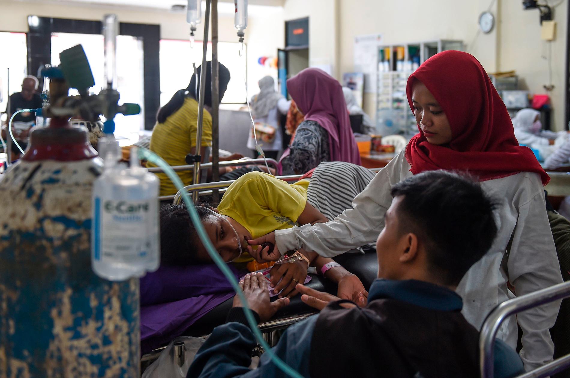 Tsunamiöverleverare vårdas på sjukhus. 