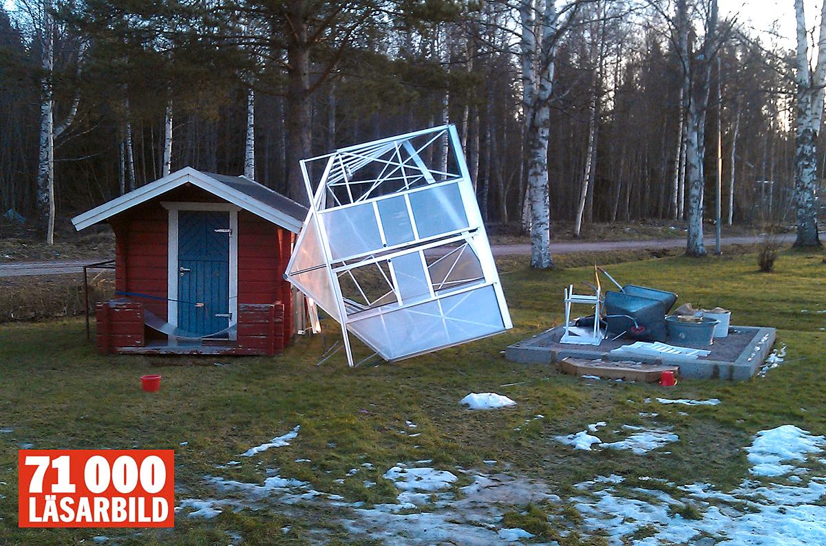 Tomas Mattsson i Djurås har skickat en bild av sitt växthus som blåst iväg.