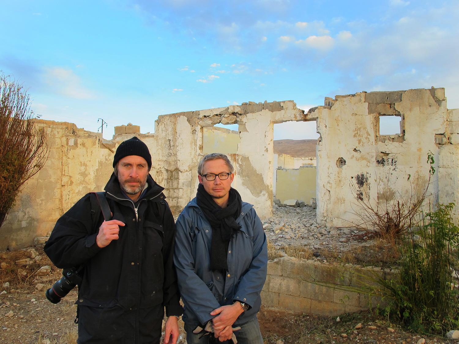 Niclas Hammarström och Magnus Falkehed utanför Yabrud, Syrien.