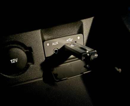 Med ett USB-minne kan du ta med dig din musik från datorn till bilen.
