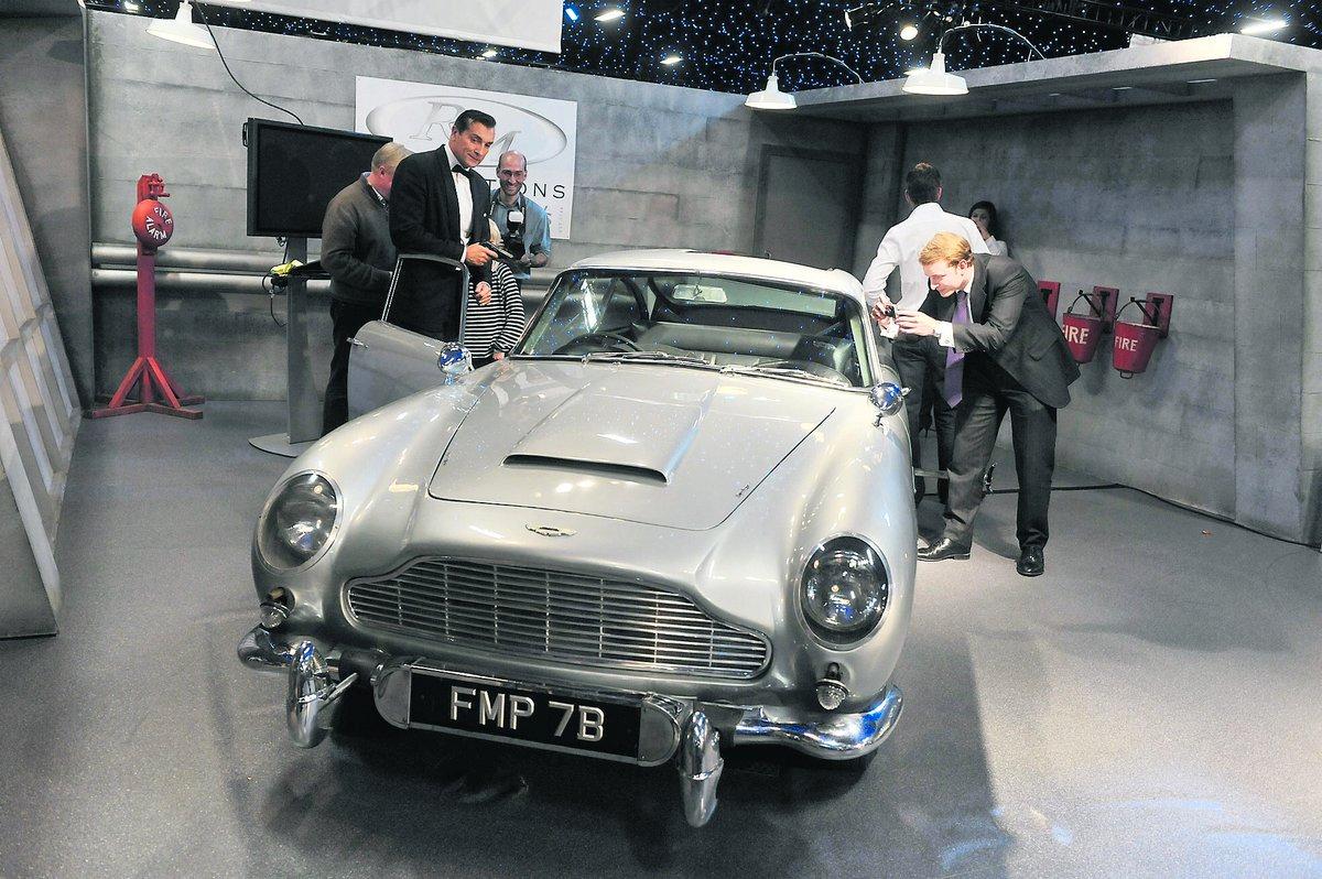 spionbil En modifierad Aston Martin med dolda kulsprutor och lönnfack.