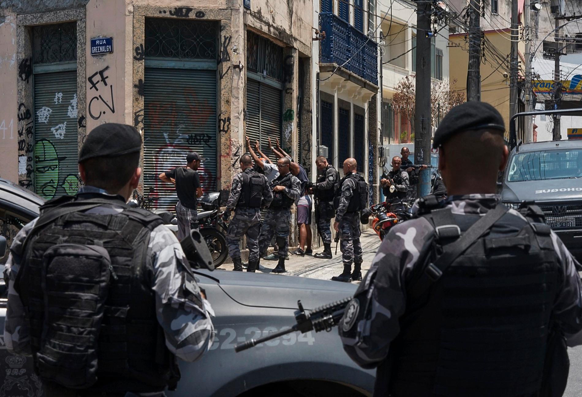 Brasiliansk militärpolis söker efter fler inblandade i den dödliga konfrontationen mellan polis och kriminella i Rio.