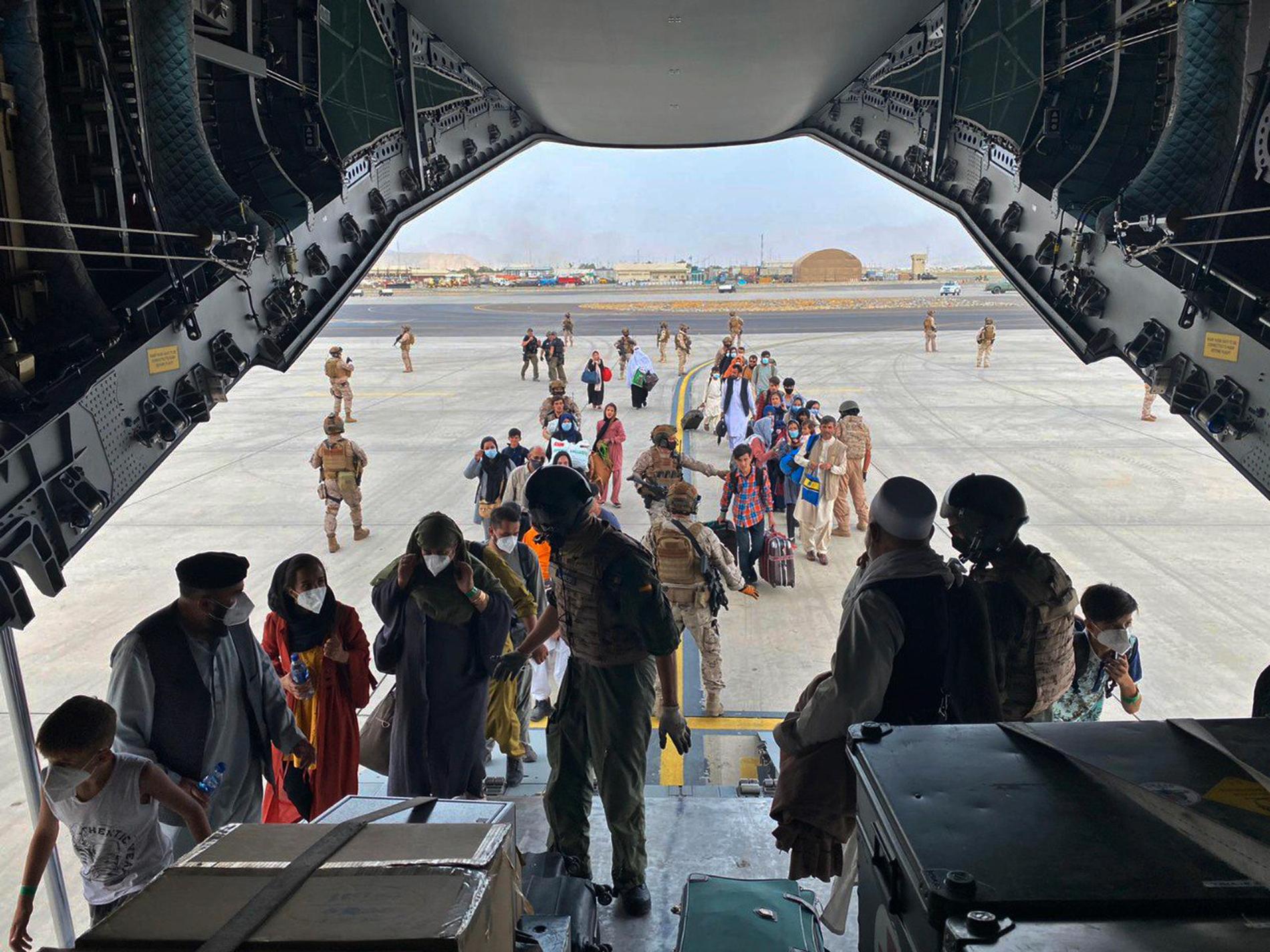 Spanien evakuerar medborgare från flygplatsen i Kabul. 