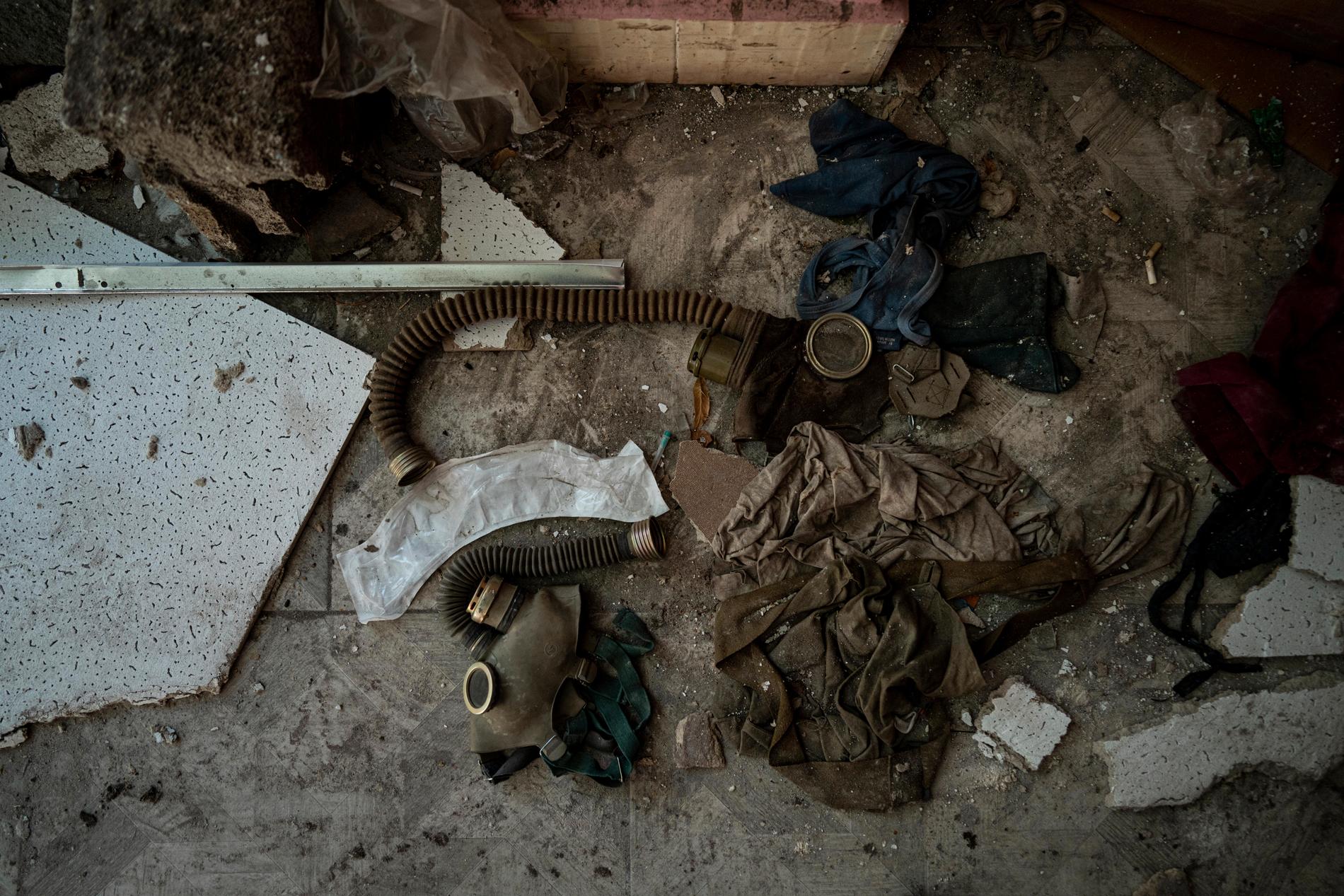 Sovjettidens gasmasker på golvet i korridoren till skola som användes som en rysk militärbas och tortyrplats i den nyligen återtagna staden Izium, Ukraina, september, 2022. 