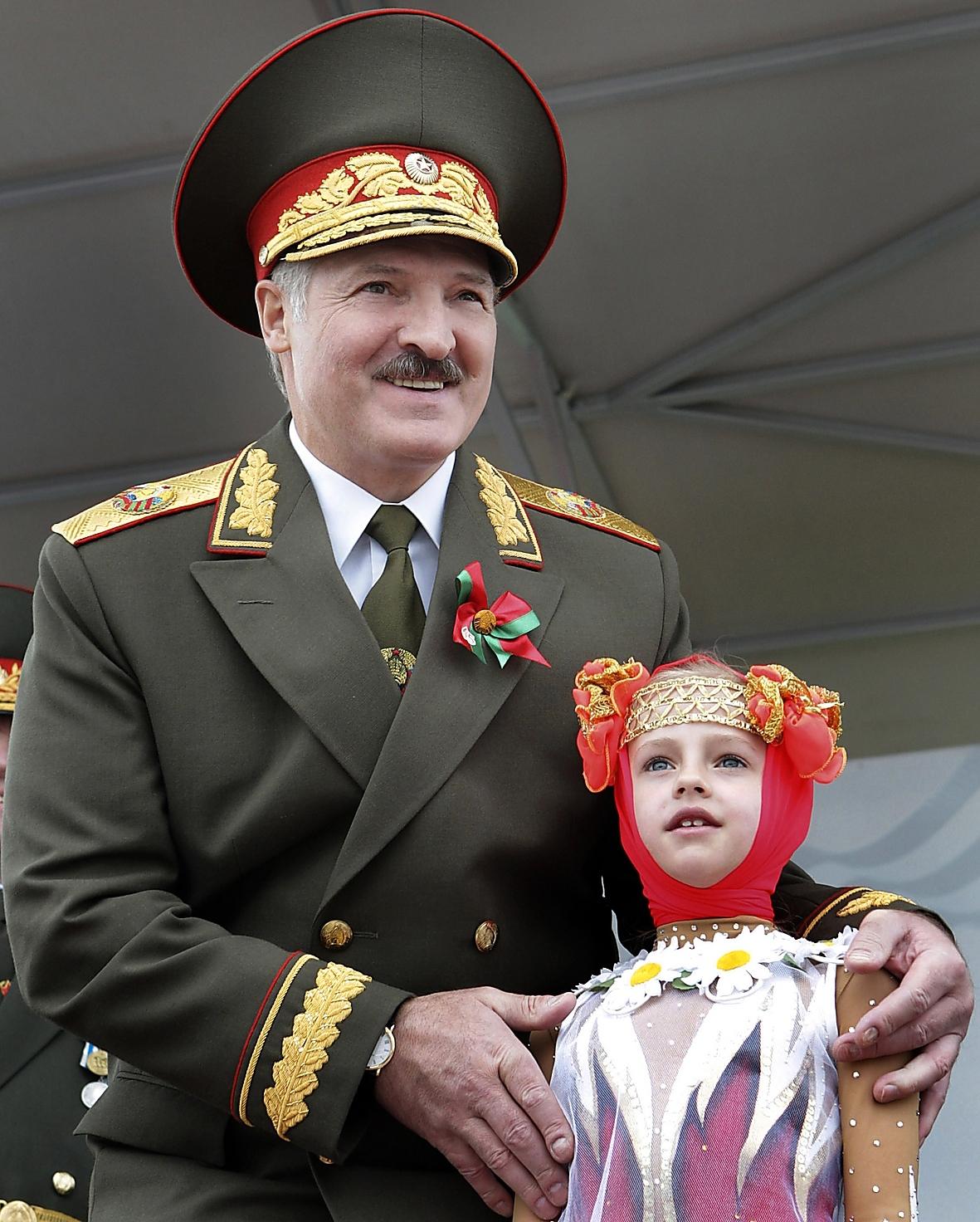 FÖRE VALET Vitrysslands president Alexander Lukasjenko med ett barn i samband med en parad i huvudstaden i minsk.