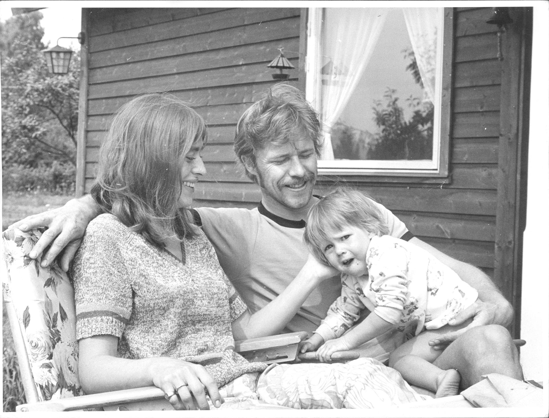 Evabritt Strandberg och Sven Wollter med dottern Lina 1969.
