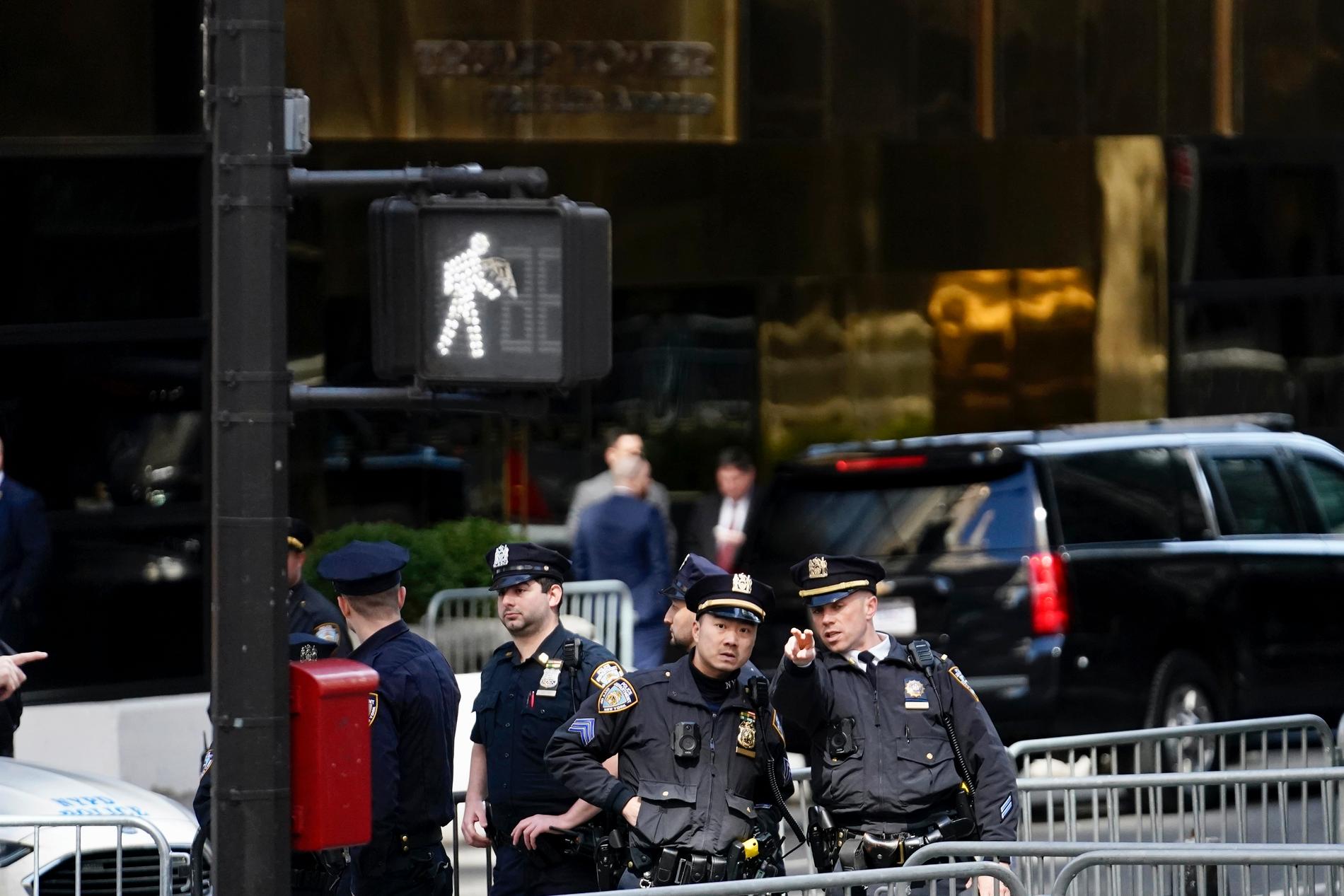 Polisen i New York spärrar av gator under måndagsförmiddagen lokal tid. 