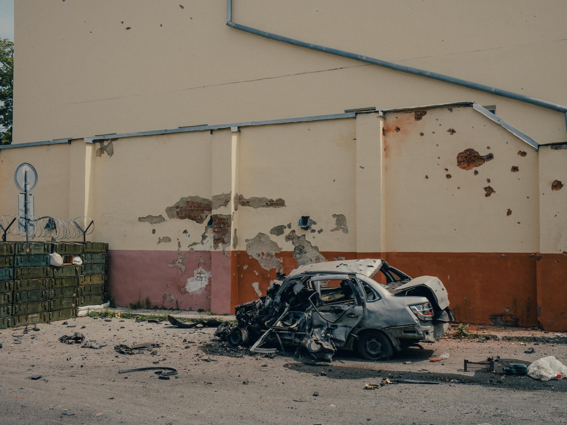 En söderbombad bil i Sjebekino.