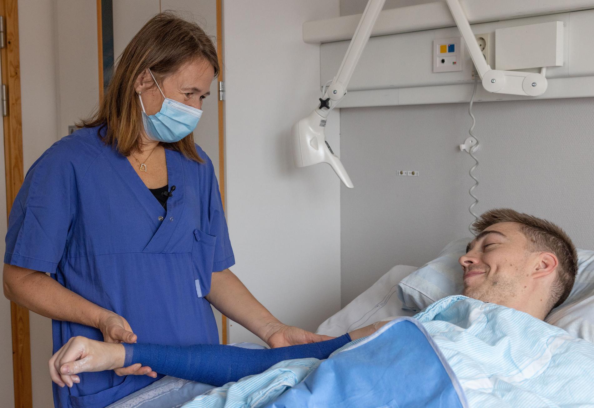 Läkare Carina Reinholdt, till vänster, genomförde operationen. 