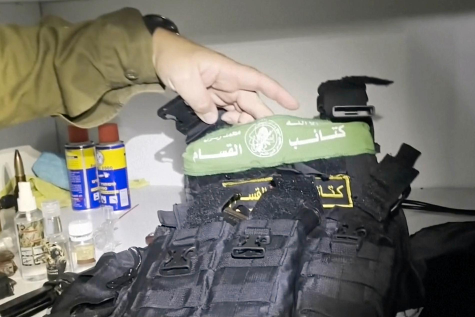 IDF:s talesman håller upp en skottsäker väst med Hamas symbol som hittades tillsammans med vapen som ska ha hittats i ett medicinskåp vid MRI-avdelningen på sjukhuset al-Shifa.
