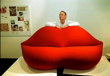 EN klassiker Studio 65, Bolla, får muntlig konkurrens av Zandra-Berta Persson. Pussmuns-soffan är ritad redan 1970 och med i Möbelcenters specialutställning av modern mästar-design.