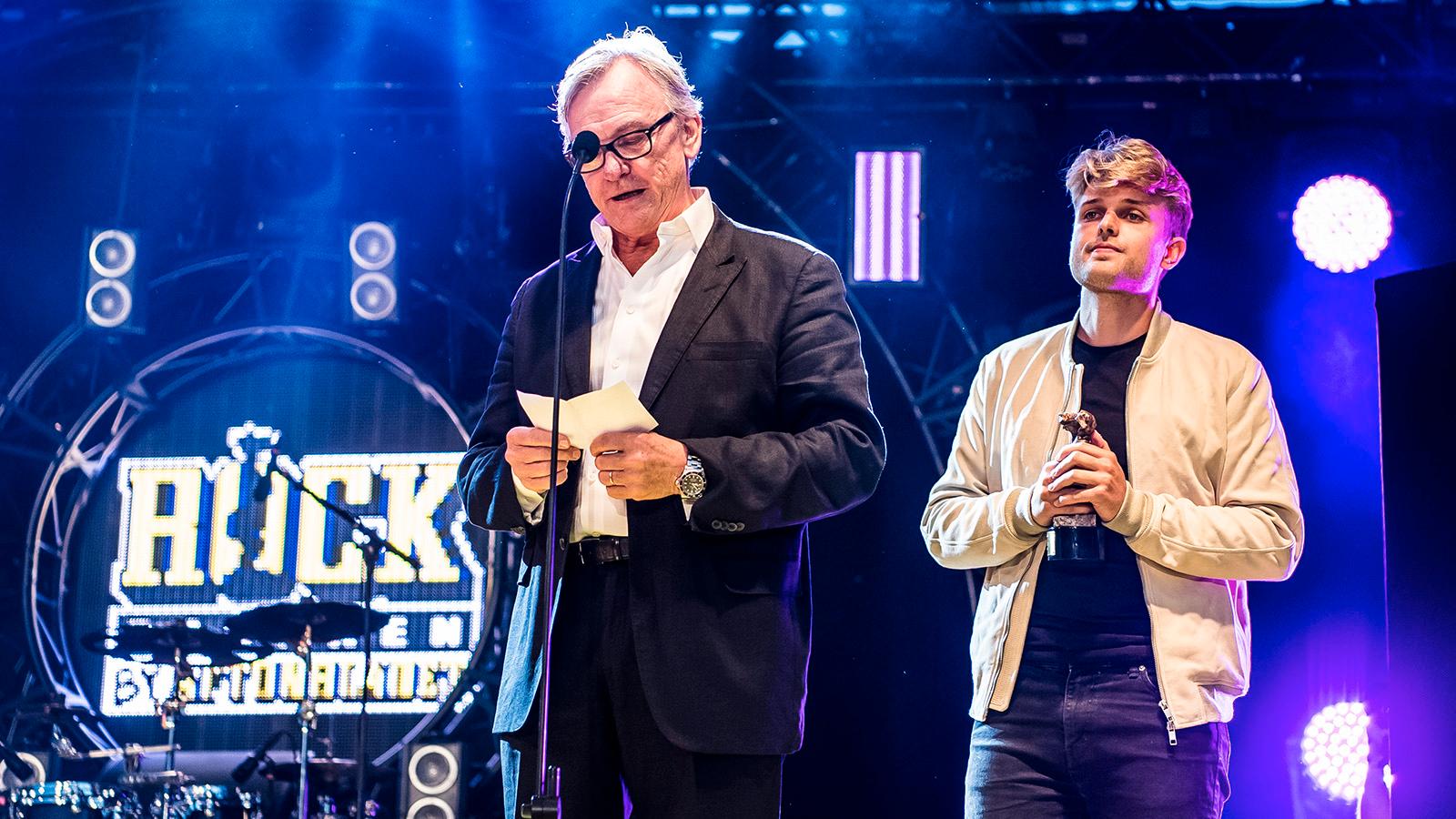 Sandro Cavazza och Aviciis far Klas Bergling tog emot priset för ”Årets svenska låt” på Rockbjörnen 2018, för låten ”Without you”, som Sandro skrev ihop med Avicii.