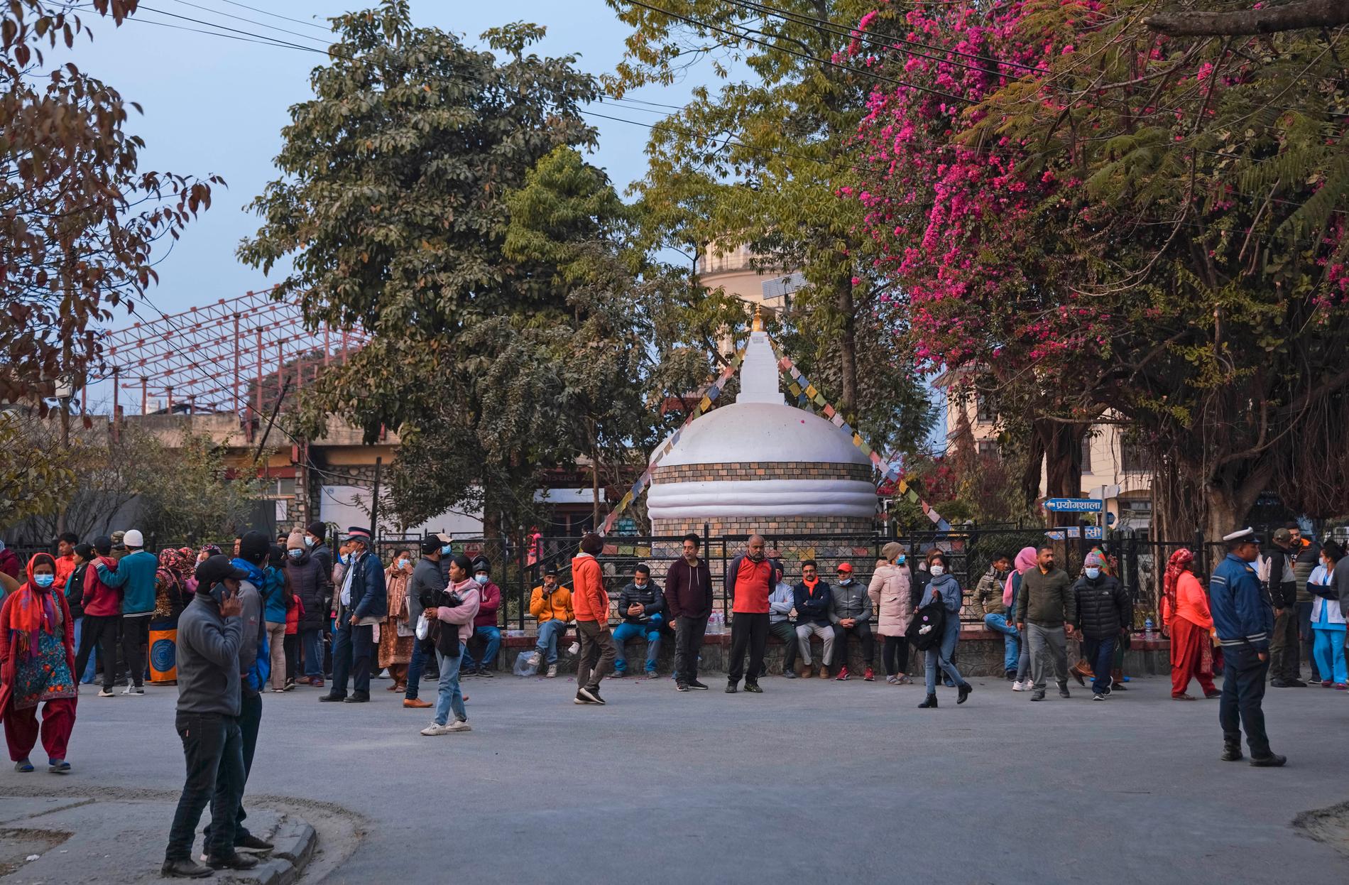 Många oroliga samlades utanför sjukhuset i Pokhara efter nyheten om flygkraschen.