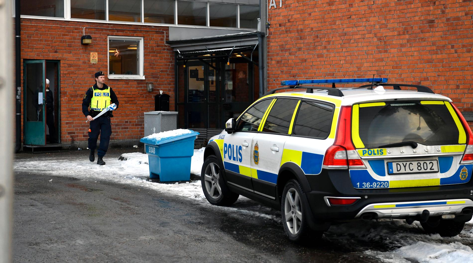En elev har knivskurits i samband med ett bråk på en skola i Enskede i södra Stockholm. 