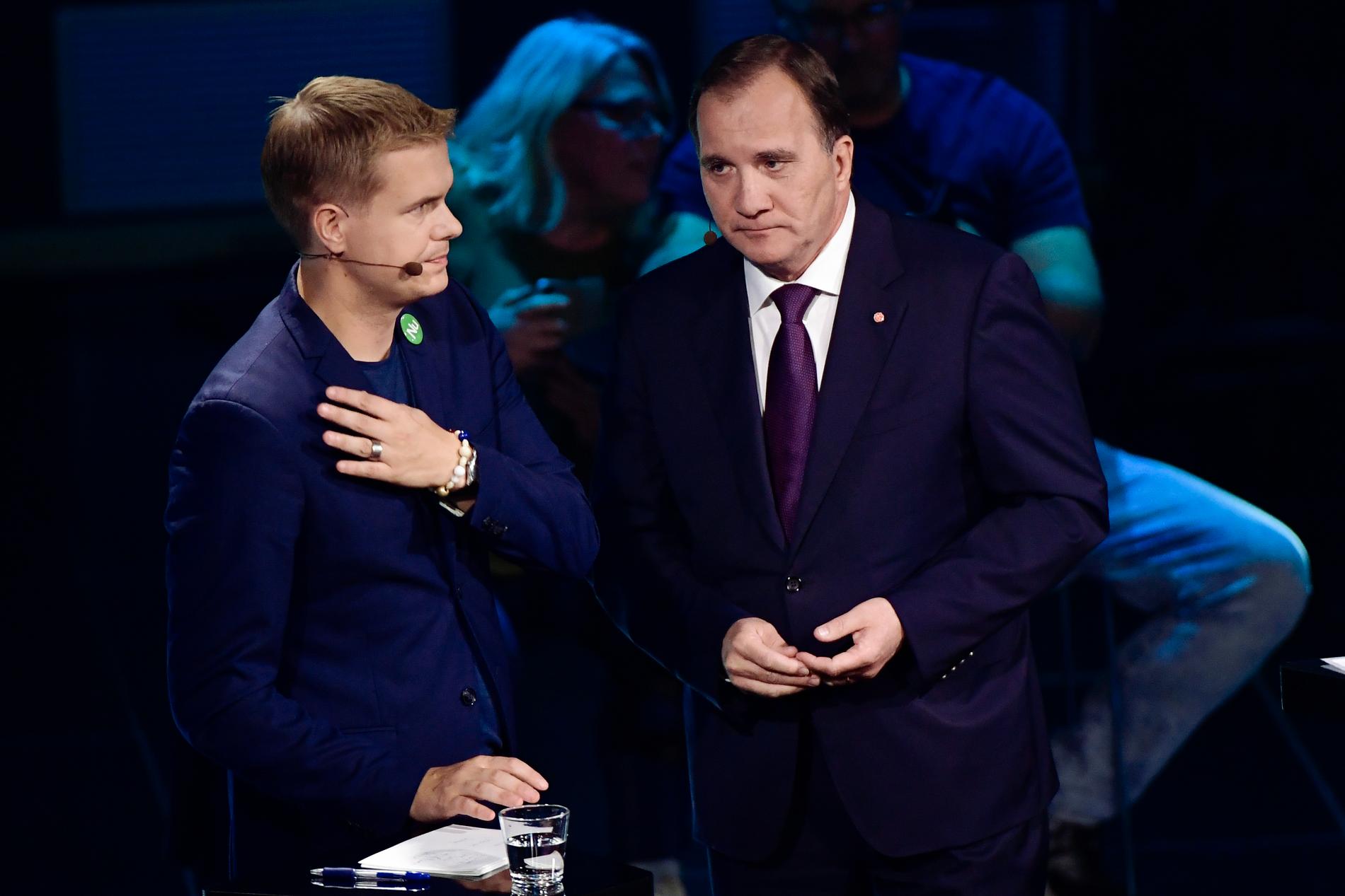 Miljöpartiets språkrör Gustav Fridolin och Socialdemokraternas partiledare Stefan Löfven under TV4:s partiledardebatt som sändes från Gävlehovshallen.
