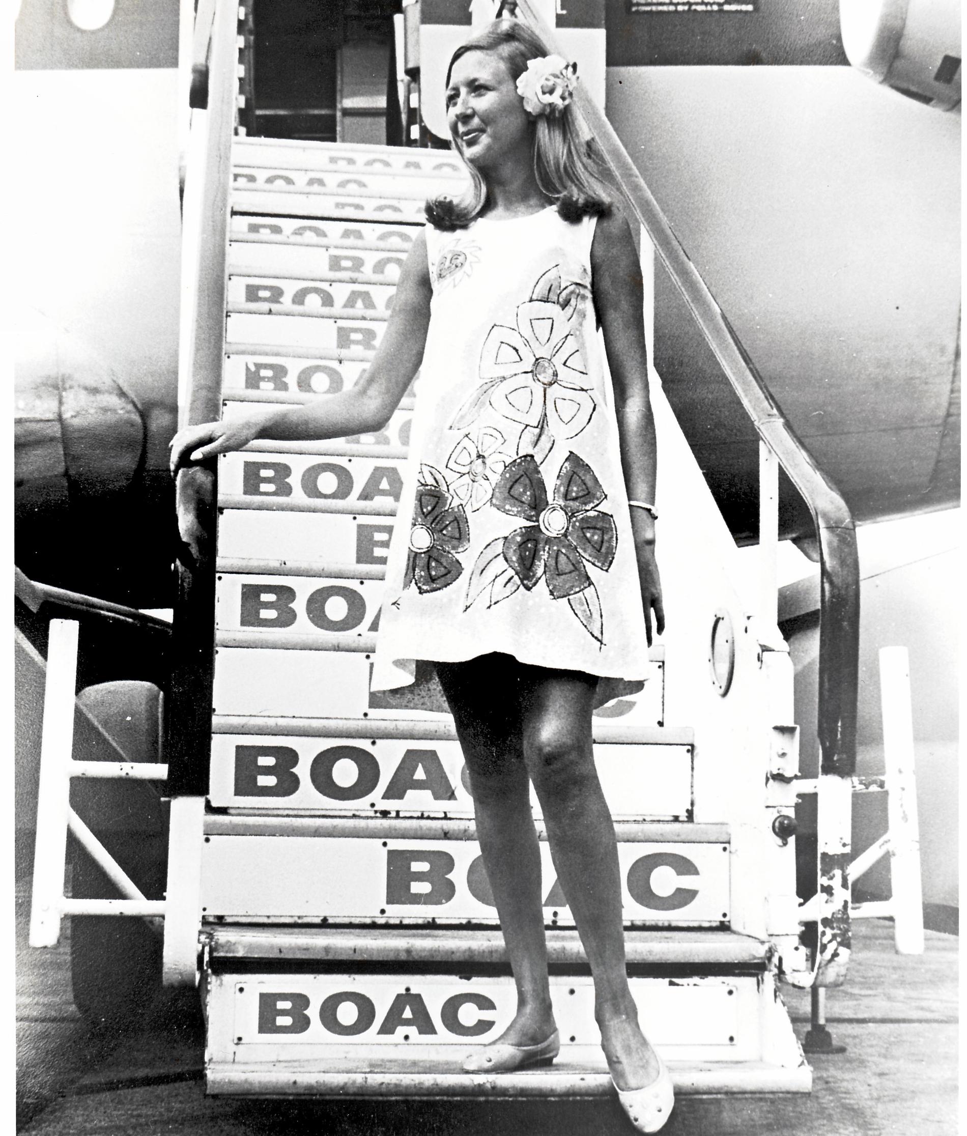 1967 introducerades denna ”Paper dress” som skulle spegla tidsandan och dess ”flower power”. Denna uniform användes endast på flygningar mellan New York och Karibien.