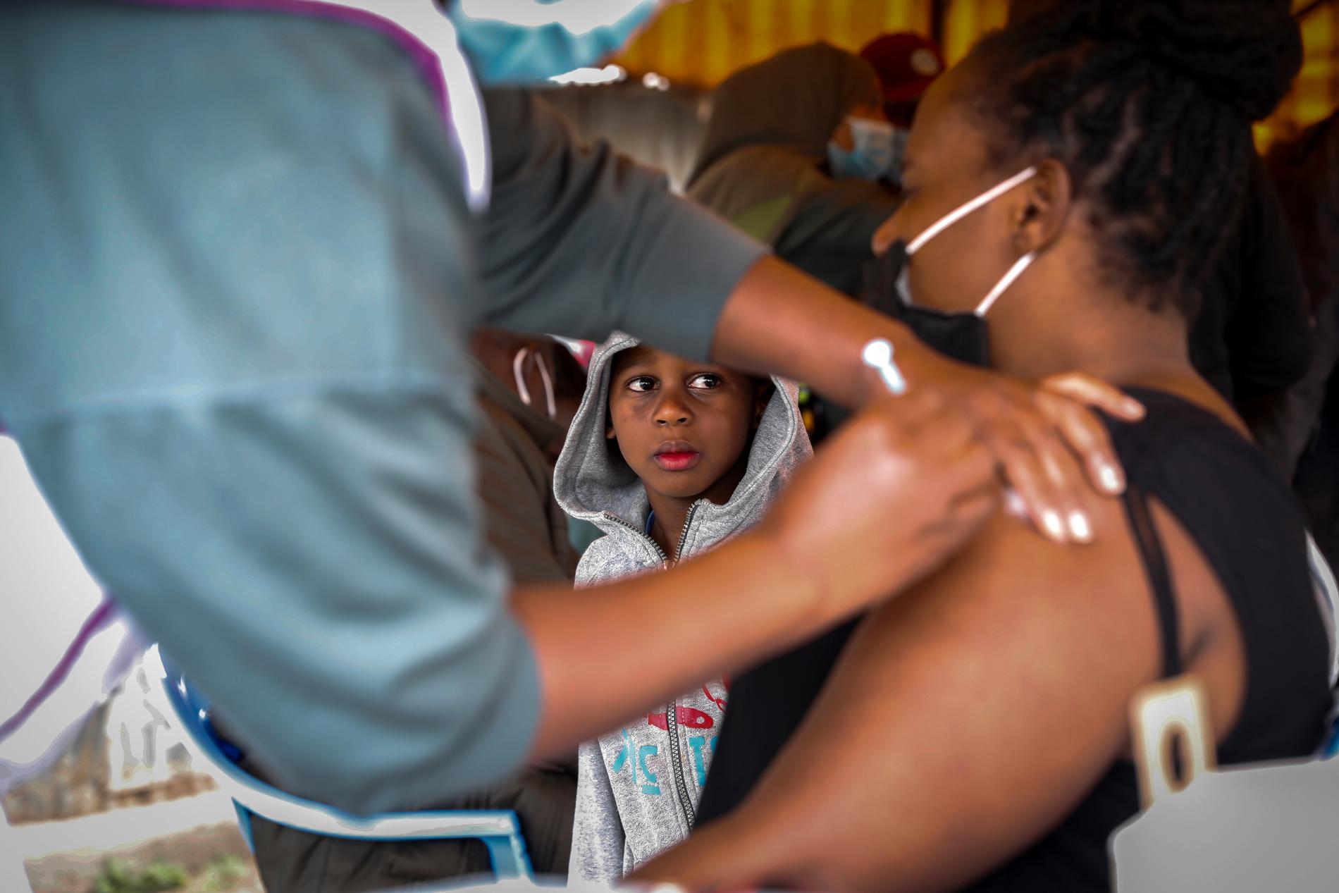 En kvinna i Kenya får en dos covidvaccin från Astra Zeneca som donerats av Storbritannien. Bilden togs i augusti.
