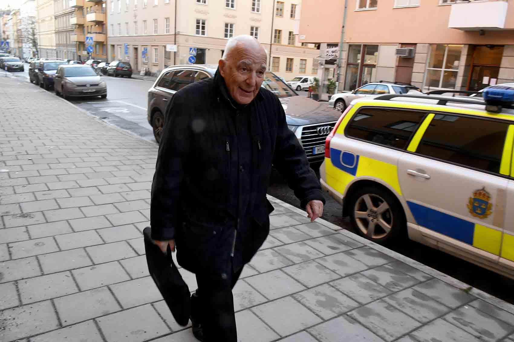 Advokat Leif Silbersky anländer till Stockholms tingsrätt.