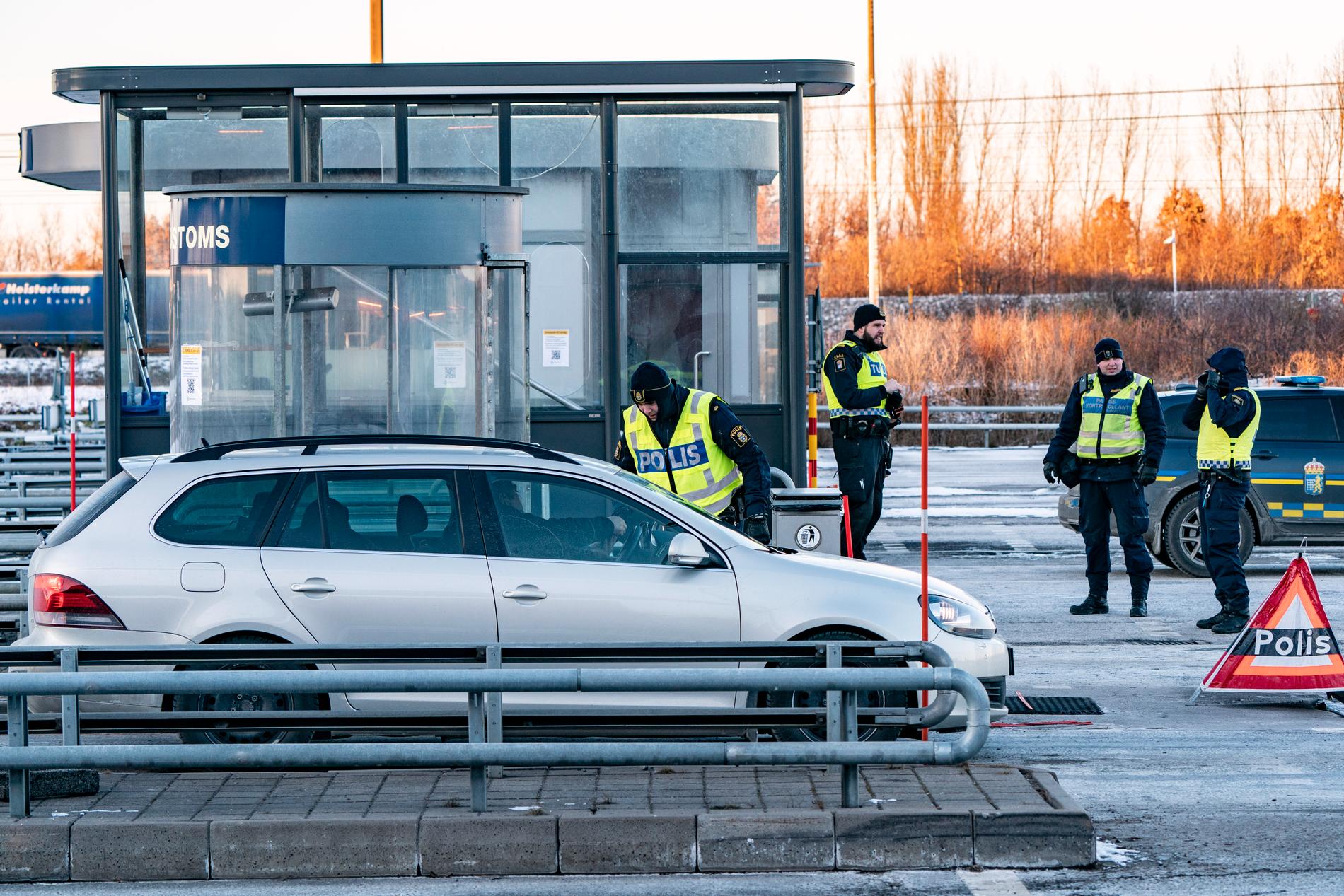 Polis och passkontrollanter på plats vid gränskontrollen efter betalstationen på Lernacken på den svenska sidan av Öresundsbron. Arkivbild.