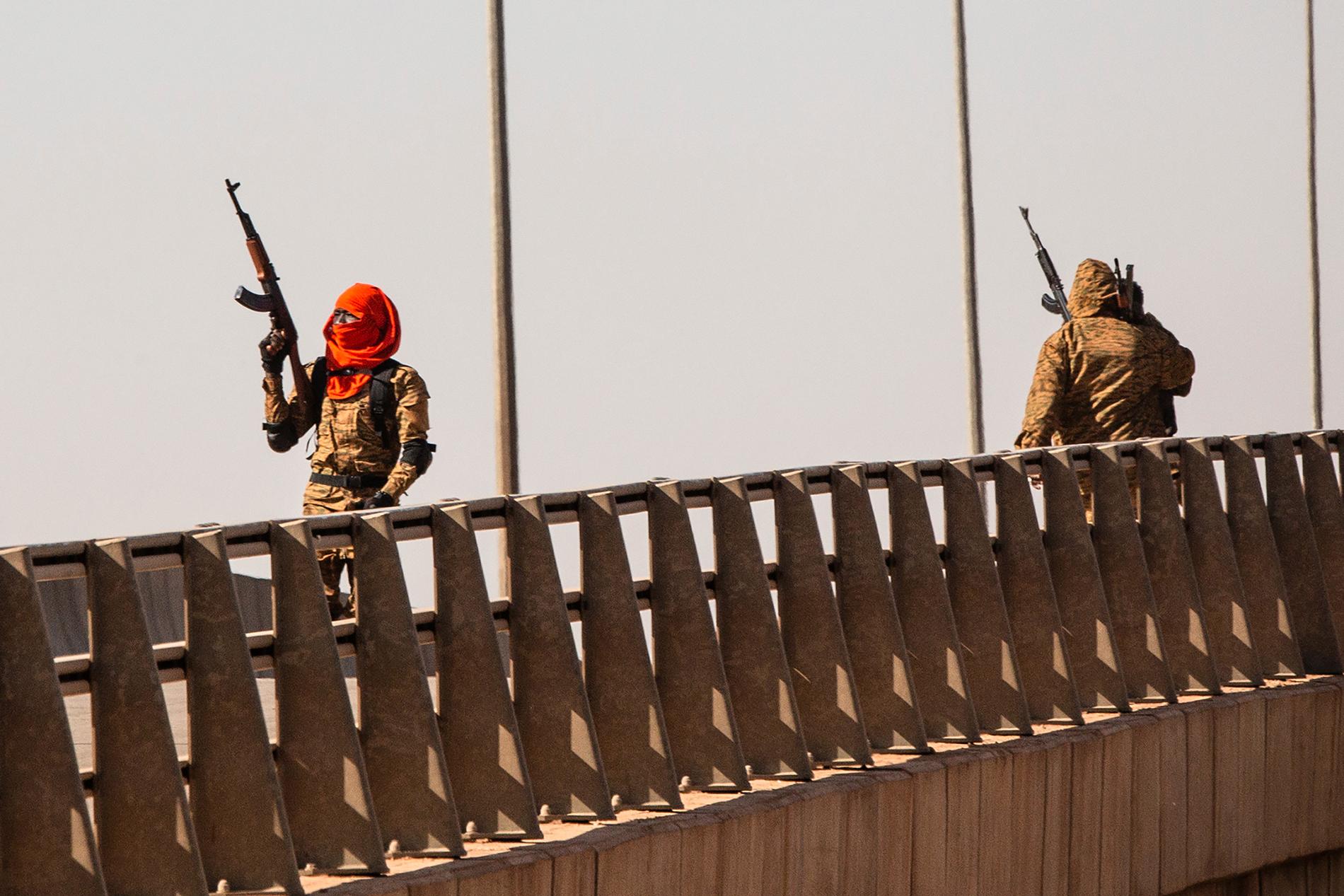 Upproriska soldater skjuter i luften nära en militäranläggning i Ouagadougou.