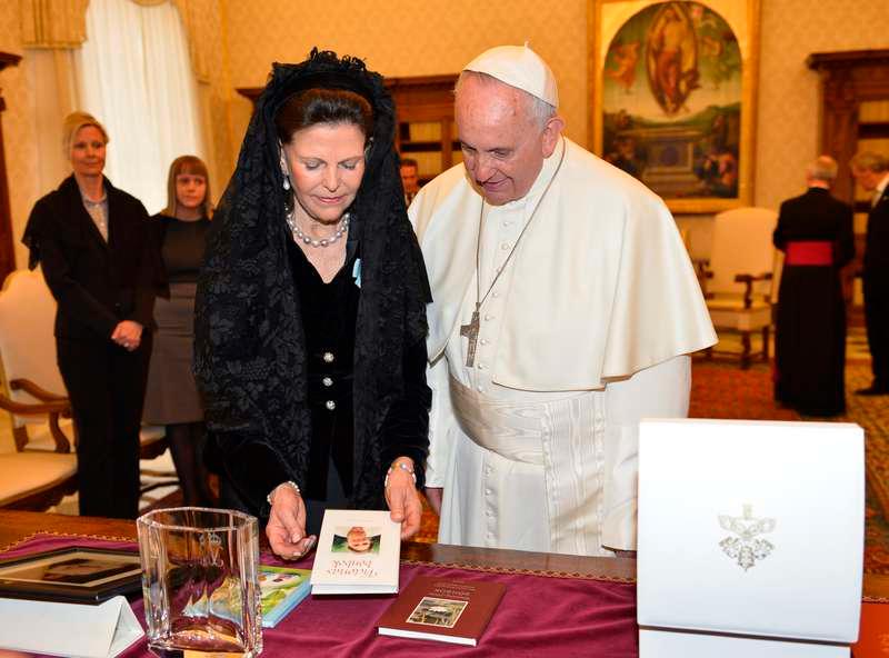 Franciskus fick ett exemplar av Victorias bönbok.