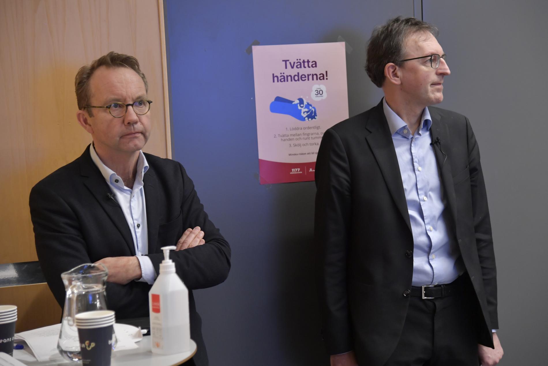 Björn Eriksson, hälso- och sjukvårdsdirektör (t v) i Region Stockholm, och Magnus Thyberg, avdelningschef hälso- och sjukvårdsförvaltningen, ser med oro på den ökade smittspridningen.