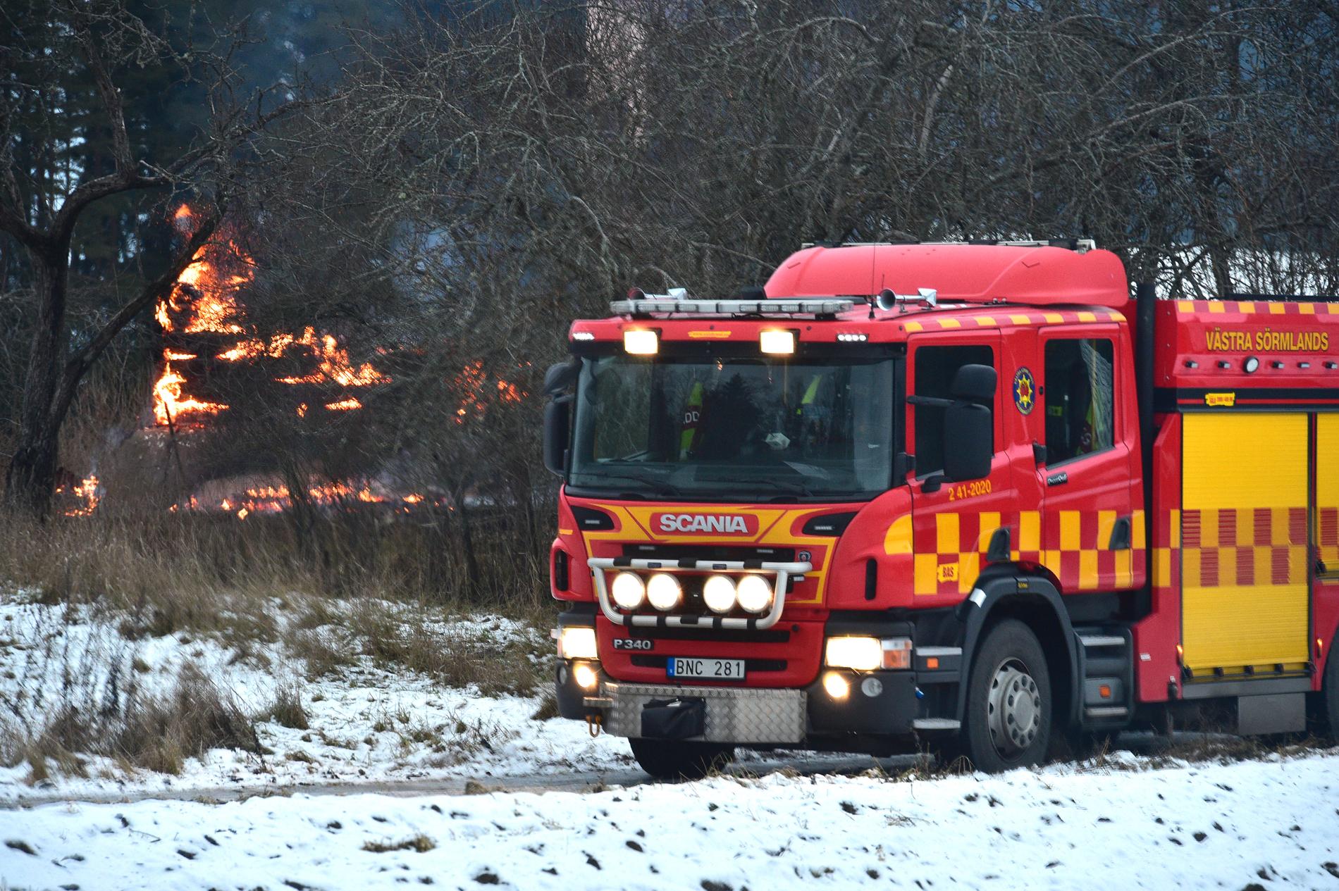 Polisen befarar att en man har omkommit i en villabrand norr om Katrineholm.