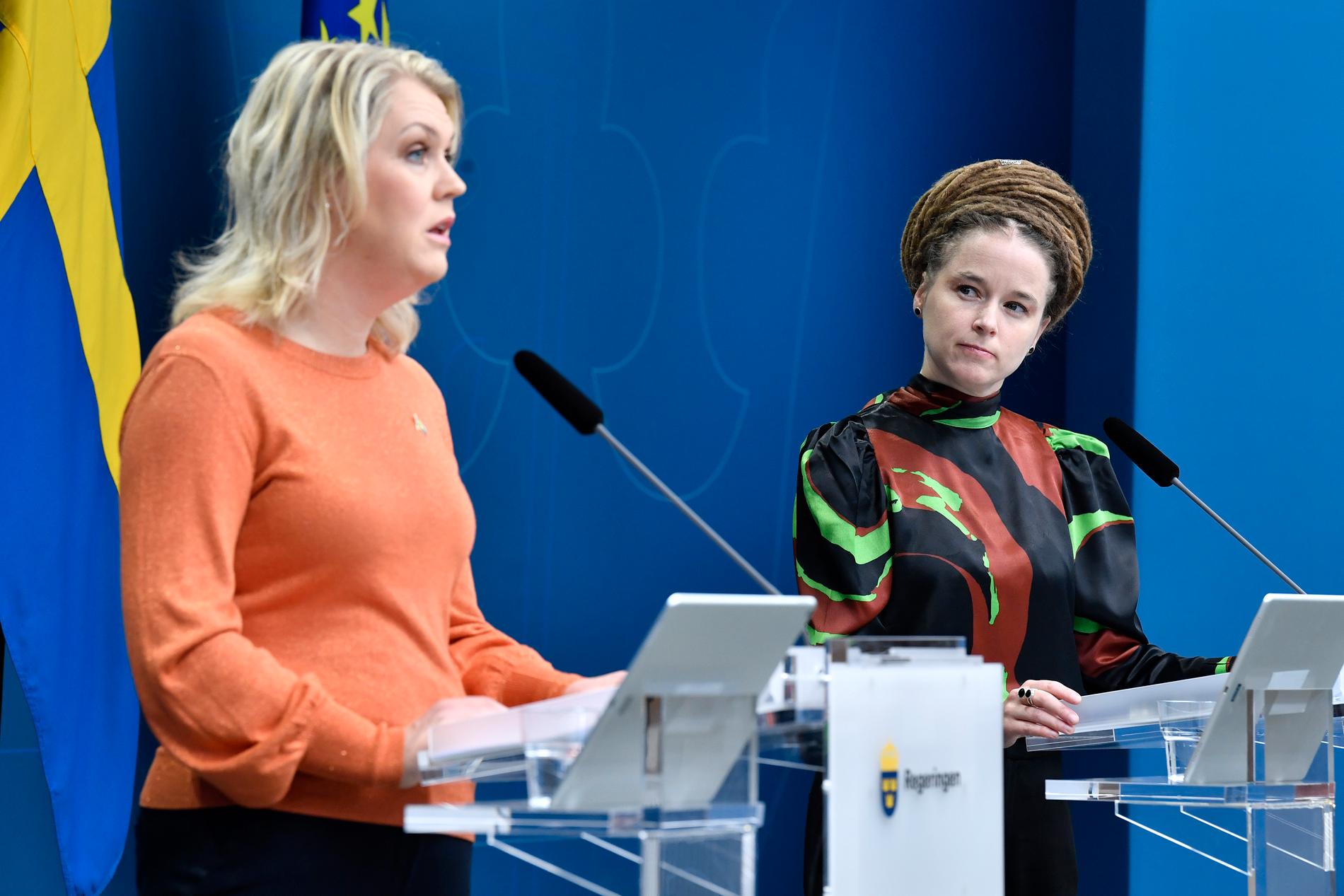 Socialminister Lena Hallengren (S) och idrotts- och kulturminister Amanda Lind (MP) vid onsdagens pressträff.