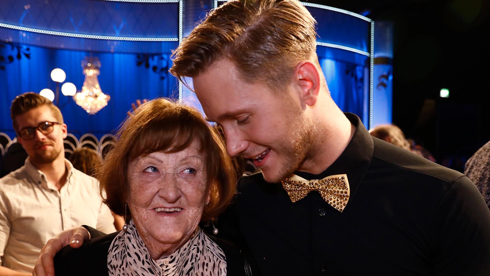 Viktor Frisk med mormor Berit.