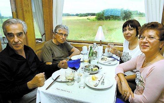 Joannis Dimitriadis (tvåa från vänster) med familj har rest från Grekland för att gå på Opera på Skäret.