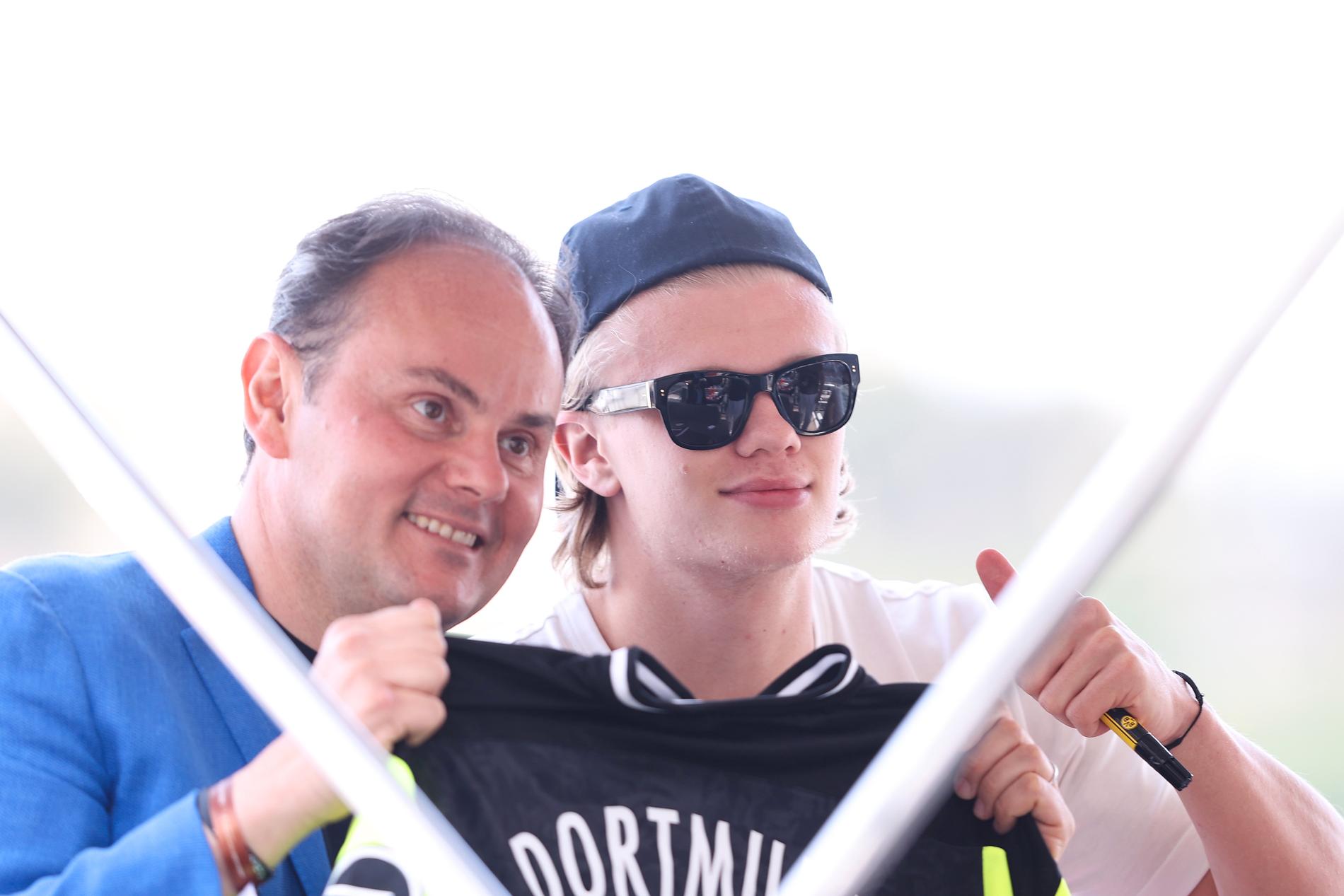 Erling Haaland poserar med ett fan under F1 Grand Prix i Monaco.